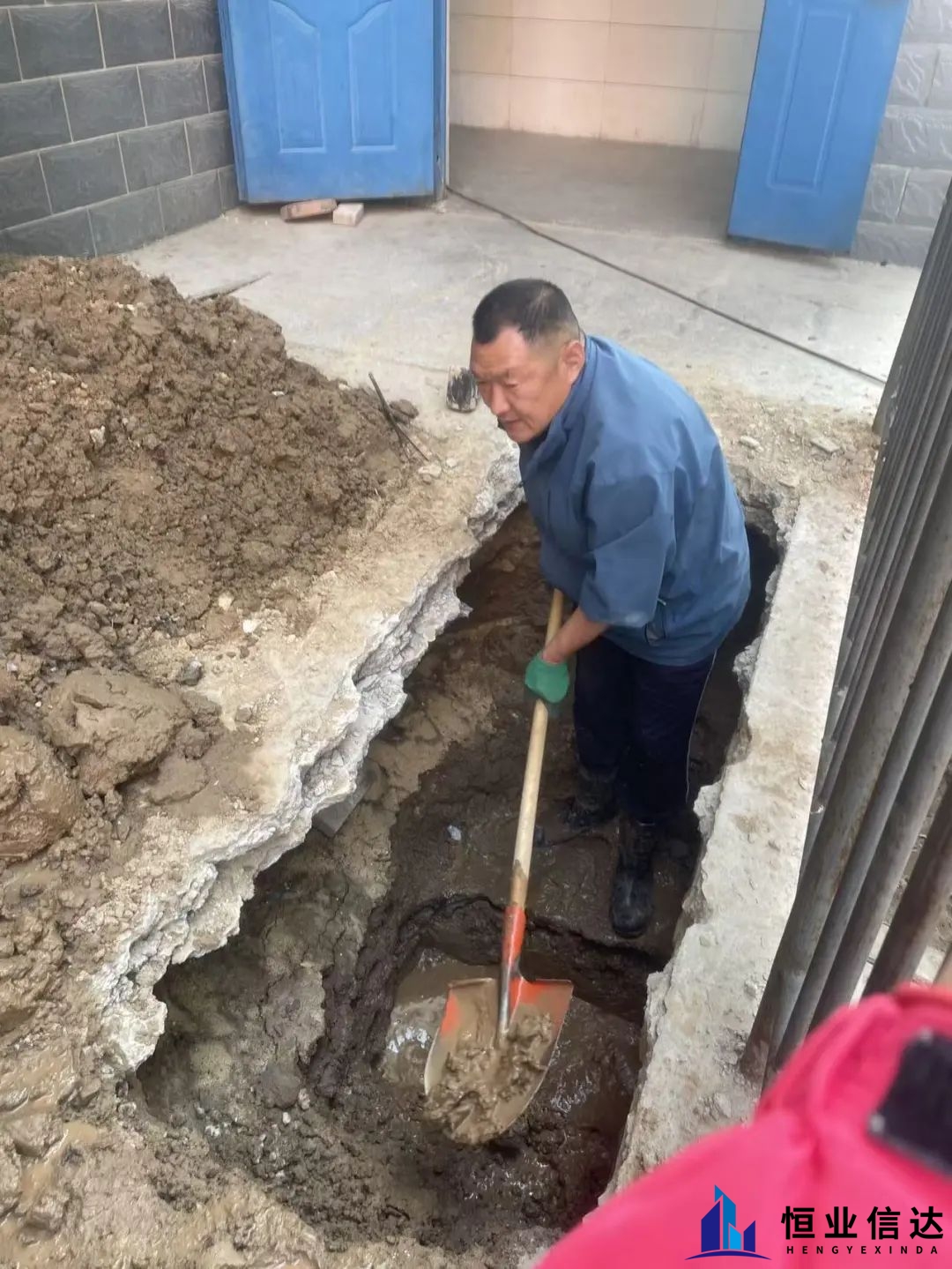 紧急抢修供水管道 物业守护尽显温情