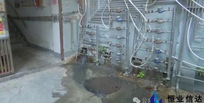 楼梯口污水横流  居民盼尽快处理