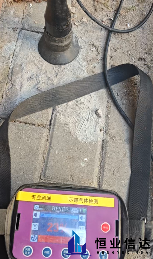 单元门口漏水 “顽疾” 终解决！精准定位让居民再无出行烦恼